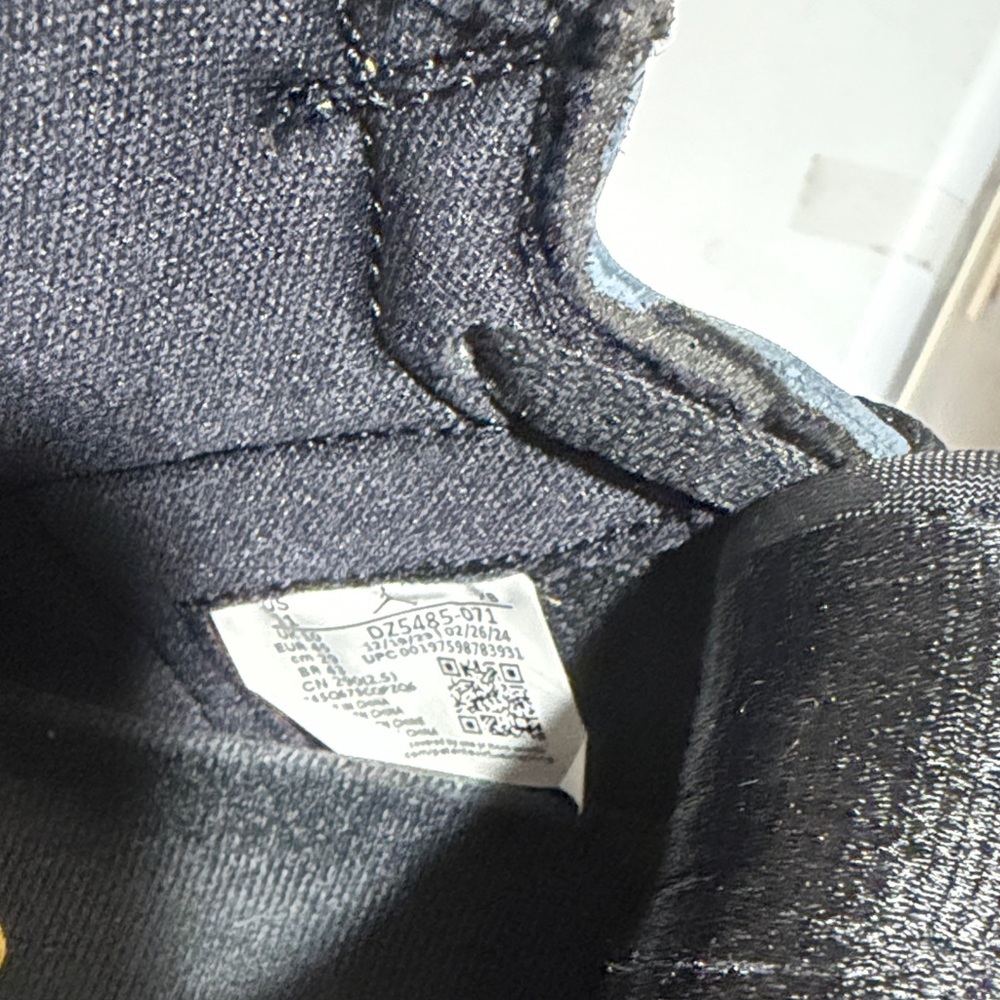 Jordan 1 high Athletic Shoes Black and Gold Accents - Picture 5 of 6